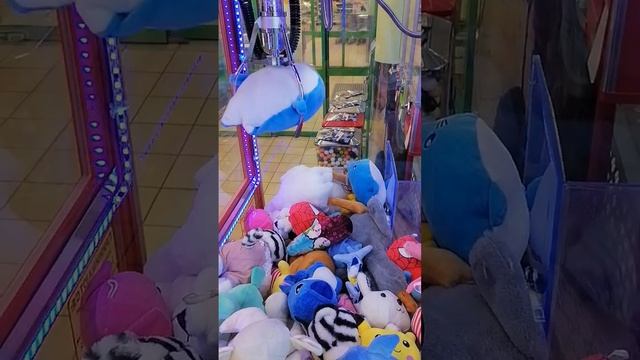 Пробую выиграть тюленя и он такой милый. Автомат хватайка. смотреть онлайн