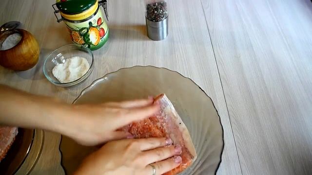 Как засолить ЛОСОСЬ, СЕМГУ и др. красную рыбу. How to Salt Salmon. смотреть онлайн