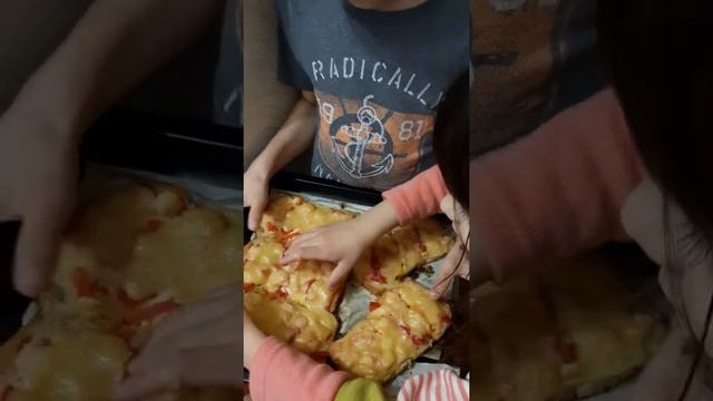 БУТЕРБРОДЫ. ДЕТИ ГОТОВЯТ СЕБЕ БУТЕРБРОДЫ. ГОТОВИМ В ДУХОВКЕ. смотреть онлайн