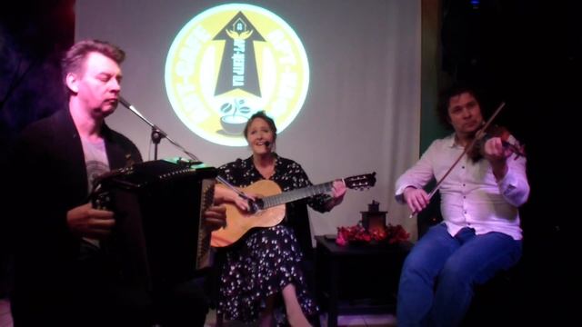 Анна Сучкова, Александр Смирнов (баян), Алексей Полищук (скрипка) - Подари мне платок (Арт-кафе Ила смотреть онлайн