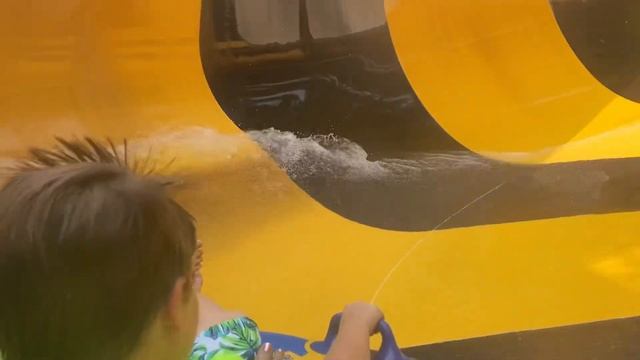 Sliding down The Dragon’s Den Waterslide at Splish Splash Water Park on Long Island смотреть онлайн