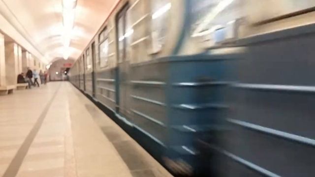 81-717/714.5М Перекраска Московский транспорт На станции Университет смотреть онлайн