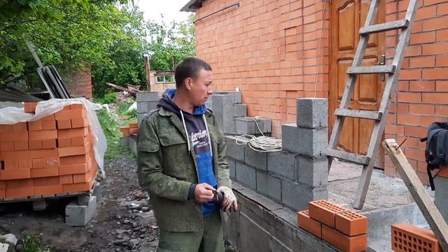 Демонтаж старой саманной хаты. Пристройка из кирпича и блока в пгт. Мостовском. смотреть онлайн