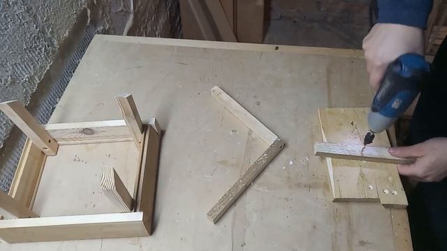 Простая кормушка для птиц своими руками из дерева Как сделать кормушку для птиц . Bird feeders смотреть онлайн