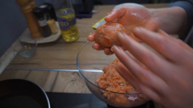 У вас есть рис и фарш! Приготовьте это блюдо на обед или ужин! Просто тает во рту! Мясные ёжики! смотреть онлайн