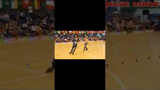 Как так_ Станцуют на роликах парень с девчонкой #shorts #музыка #dance #ролики смотреть онлайн