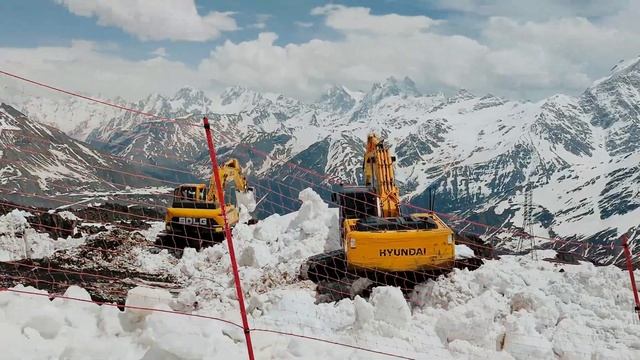 Катание на сноуборде и лыжах летом. Эльбрус Июнь 2022 смотреть онлайн