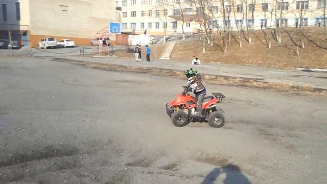 Ребёнок 3,5 года выдаёт на квадроцикле !!! смотреть онлайн