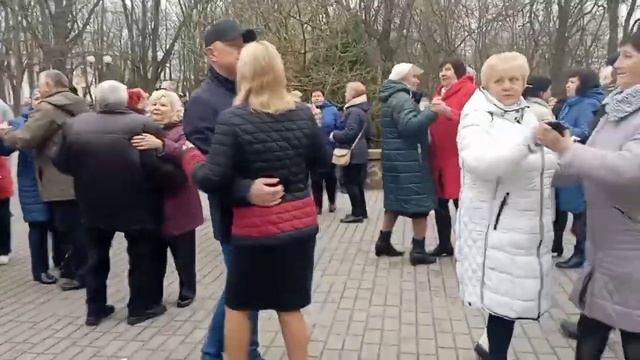 Глаза в глаза.Александр Закшевский.В Гомельском парке. 16.04.2023. смотреть онлайн