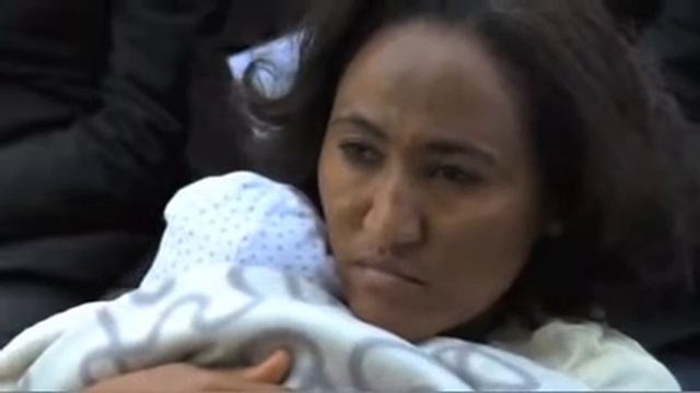 Папа Римский моет ноги беженцам.