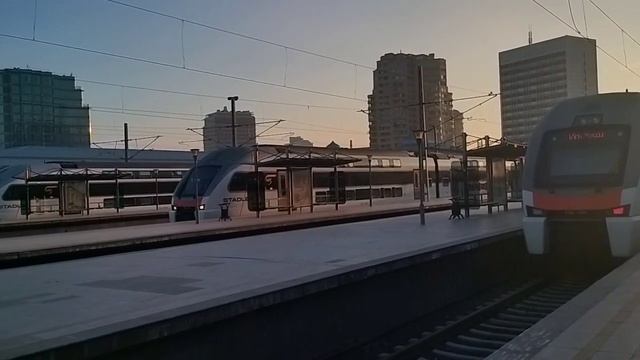 штадлер кисс нашел всех друзей и весело проводит время на вокзале баку смотреть онлайн