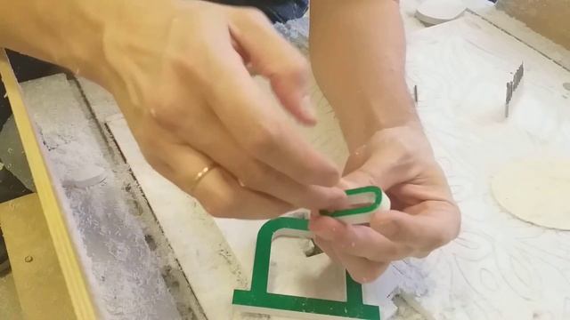 Фрезерная резка ПВХ с оракалом, какой фрезой резать ПВХ, как резать большие и маленькие буквы. смотреть онлайн