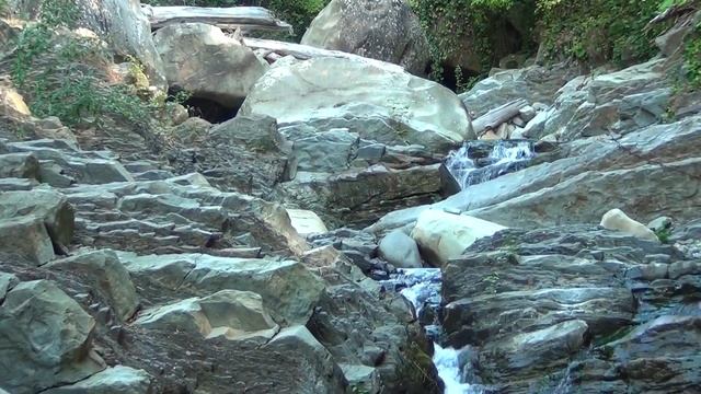 Время каштанов в Сочи. Водопады реки Цусхвадж. смотреть онлайн