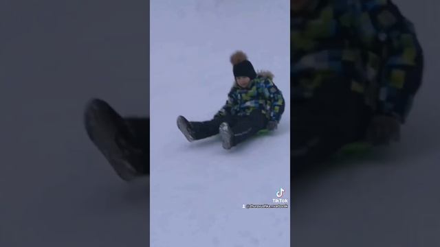 Прогулка в школьном дворе смотреть онлайн
