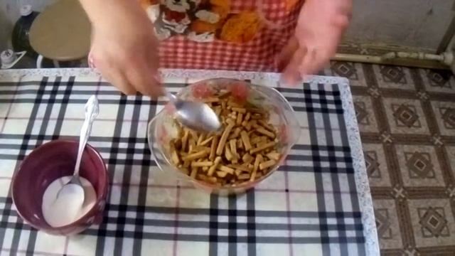 Готовить - это просто! (Выпуск №1). Салат из фасоли и кириешек. смотреть онлайн