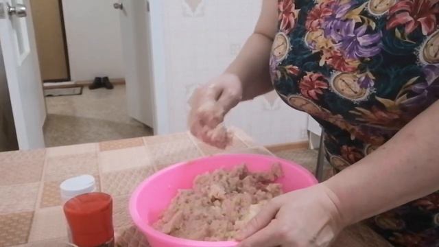 КОТЛЕТЫ ИЗ СВИНИНЫ И КУРИЦЫ,С ДОБАВЛЕНИЕМ КАБАЧКА. смотреть онлайн