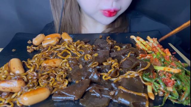 ASMR 중국당면 짜파게티, 파김치 먹방 GLASS NOODLES, BLACK BEAN NOODLES, GREEN ONION KIMCHI EATING SOUND MUKBANG смотреть онлайн