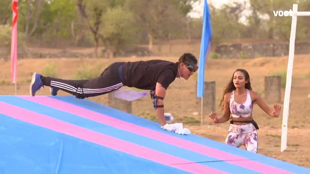 Splitsvilla Task Fest | Uff...Tera Glamour - The Bond Test Challenge!! смотреть онлайн