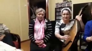 Игра на бандуре.