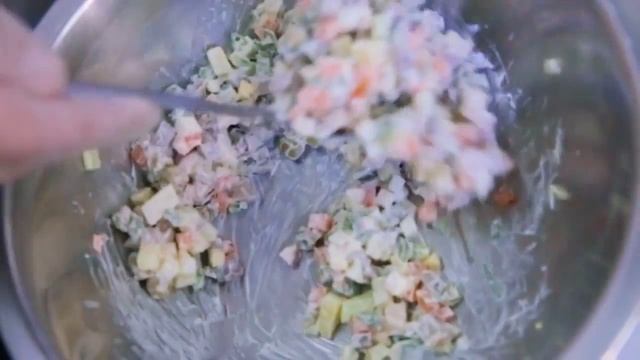 Рецепт новогоднего салата Оливье от шеф повара ресторана Olivier смотреть онлайн