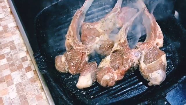 КАРЕ ЯГНЕНКА С ОВОЩАМИ ГРИЛЬ И СОУСОМ ПЕСТО!!! смотреть онлайн