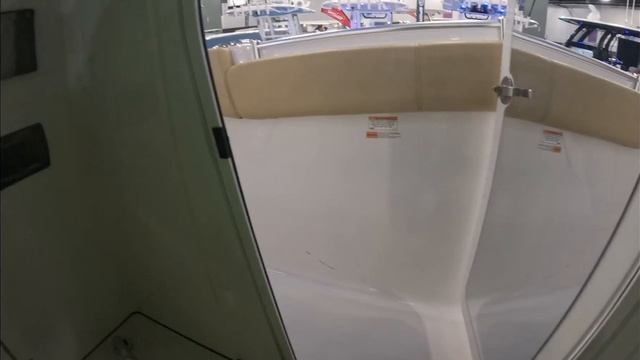 Mid-30s Center Consoles at 2023 Miami Boat Show - What Does 435K to 696K Get You? смотреть онлайн