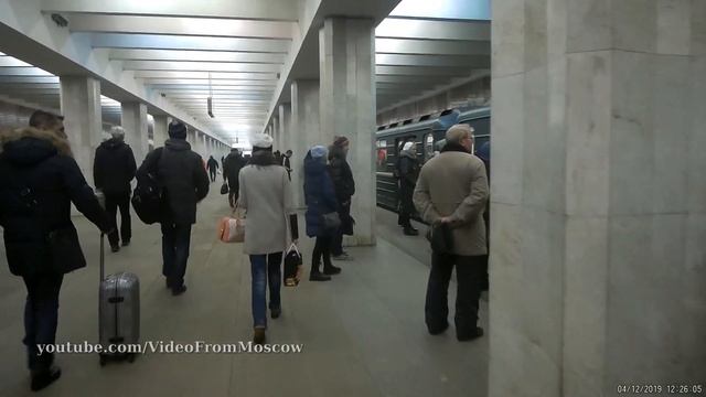 Вход в метро Царицыно, попался путеизмеритель // 4 декабря 2019 смотреть онлайн