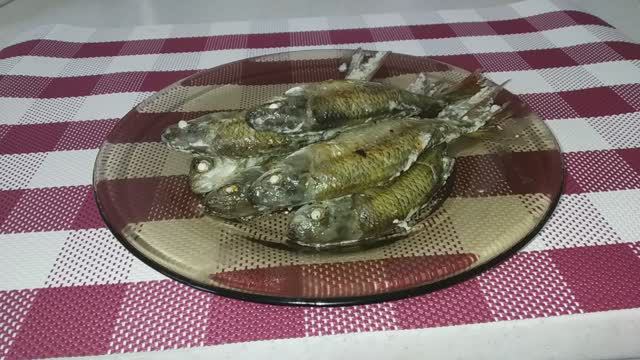 Мелкая речная РЫБКА, запеченая в духовке. Вкусно! смотреть онлайн