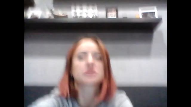 Собака вырывает одежду из рук. Это приглашение играть? смотреть онлайн