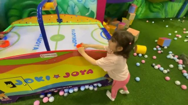 Как играть в аэрохоккей? Как играет Самина )) смотреть онлайн