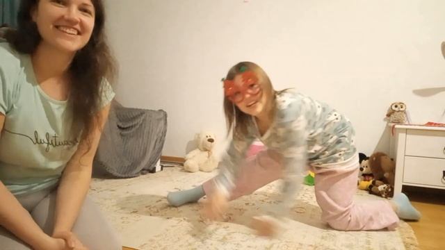 Спортивный адвент календарь - Мой вечер - разминка , стретчинг челлендж ! шпагат - влог с мамой смотреть онлайн