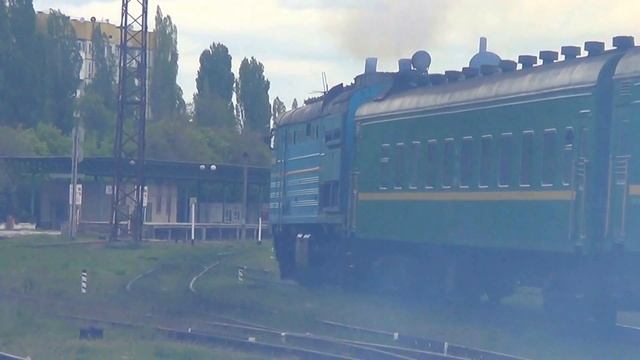 Тепловоз 3ТЭ10М-1249А с поездом Кишинёв - Бухарест, станция Кишинёв смотреть онлайн
