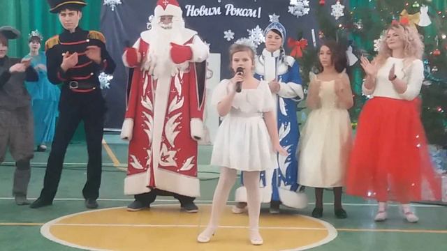 Утренник в школе . Песня "Зима ".Сокол Софія 9 лет . смотреть онлайн