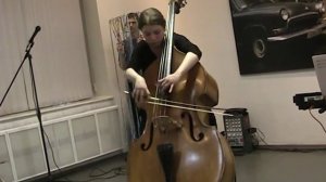 Девушка играет на контрабасе