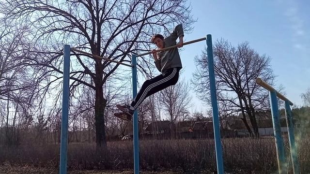 САМЫЕ ЛЕГКИЕ ЭЛЕМЕНТЫ НА ТУРНИКЕ | 5 ТРЮКОВ НА ТУРНИКЕ смотреть онлайн