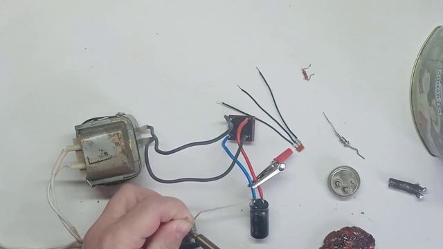 Простой регулируемый блок питания смотреть онлайн