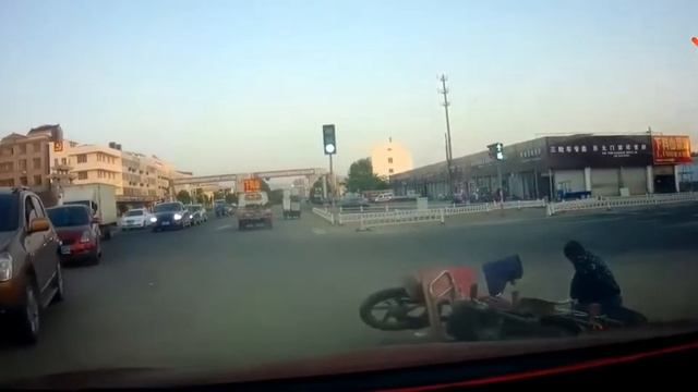 horrible car crash 20180420, terrible traffic accident clips in China, Update everyday смотреть онлайн