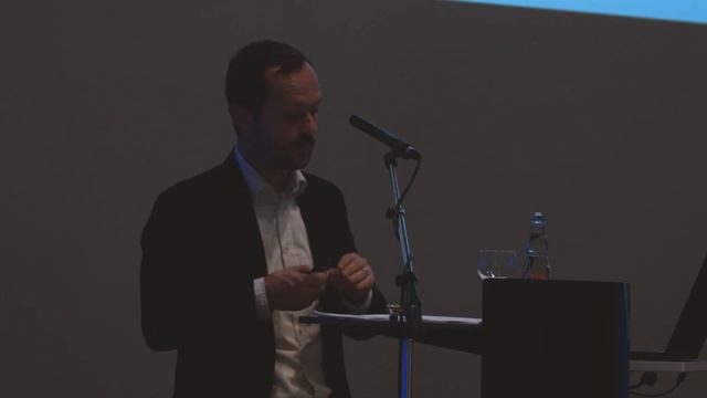 "Sie kapitulieren vor der Tradition des Hauses, ohne diese schöpferisch weiterzuentwickeln." смотреть онлайн
