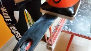 Подготовка лыж парафинами.