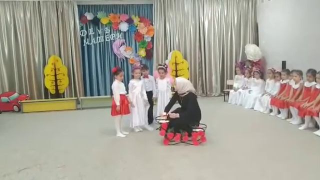 Сценка на день матери «Кого ты любишь больше всех на свете», подготовительная группа «Радуга», 2019 смотреть онлайн