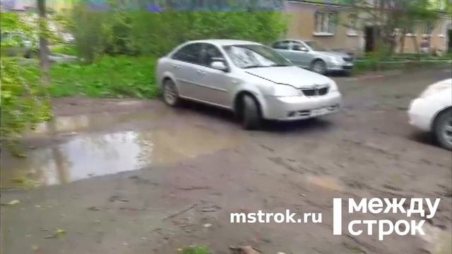 В Нижнем Тагиле на машину упало дерево смотреть онлайн