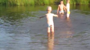 Дети весело купаются и играют на речке!!!