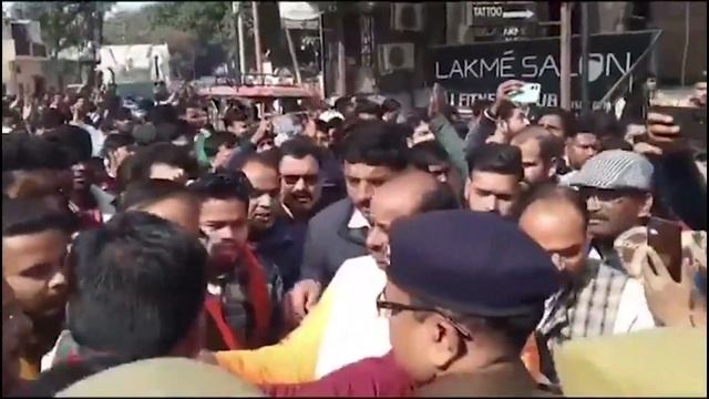 एक तो चोरी ऊपर से सीनाजोरी गोकशी में गिरफ्तार मोनू बिश्नोई के समर्थन में हिंदू संगठनों का प्रदर्शन смотреть онлайн