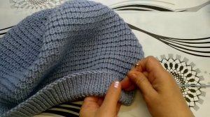 Вяжем женскую шапку с необычным затылком.