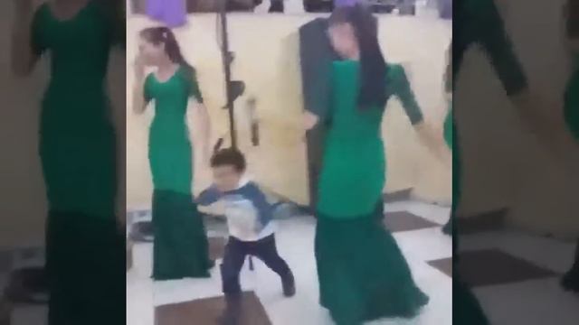 Пацанчик не устоял, бьет по попе девушке... смотреть онлайн