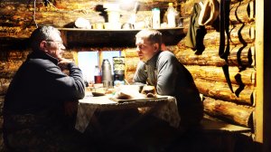 ЖИВЕМ В ТАЕЖНОМ ЗИМОВЬЕ.  ПОЙМАЛИ РЫБЫ.  ГОТОВИМ УЖИН ИЗ ЩУКИ. 3 ДНЯ В ЛЕСУ.  Ч 2