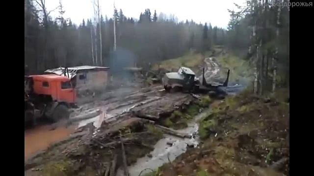 Вытягиваем Камазом застрявший в грязи грузовик Урал. смотреть онлайн