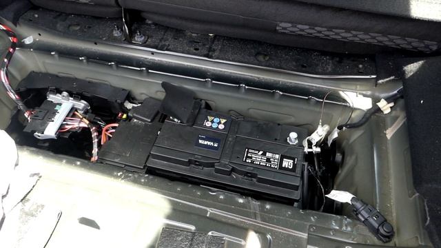 Яку клему зняти з акумулятора при ремонті автомобіля (плюс чи мінус) смотреть онлайн