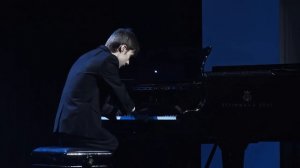 Выступление Алексея Романова. Пианист без кистей рук исполняет музыку на рояле