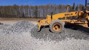 Предвыпуск. Планировка щебня на автогрейдере.